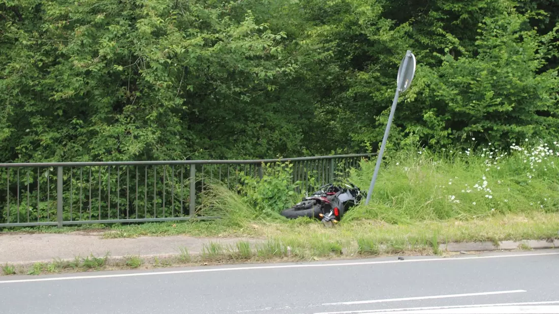 POL-RBK: Odenthal - Fahrschülerin kommt von der Fahrbahn ab und stürzt circa fünf Meter tief - Bild: presseportal.de
