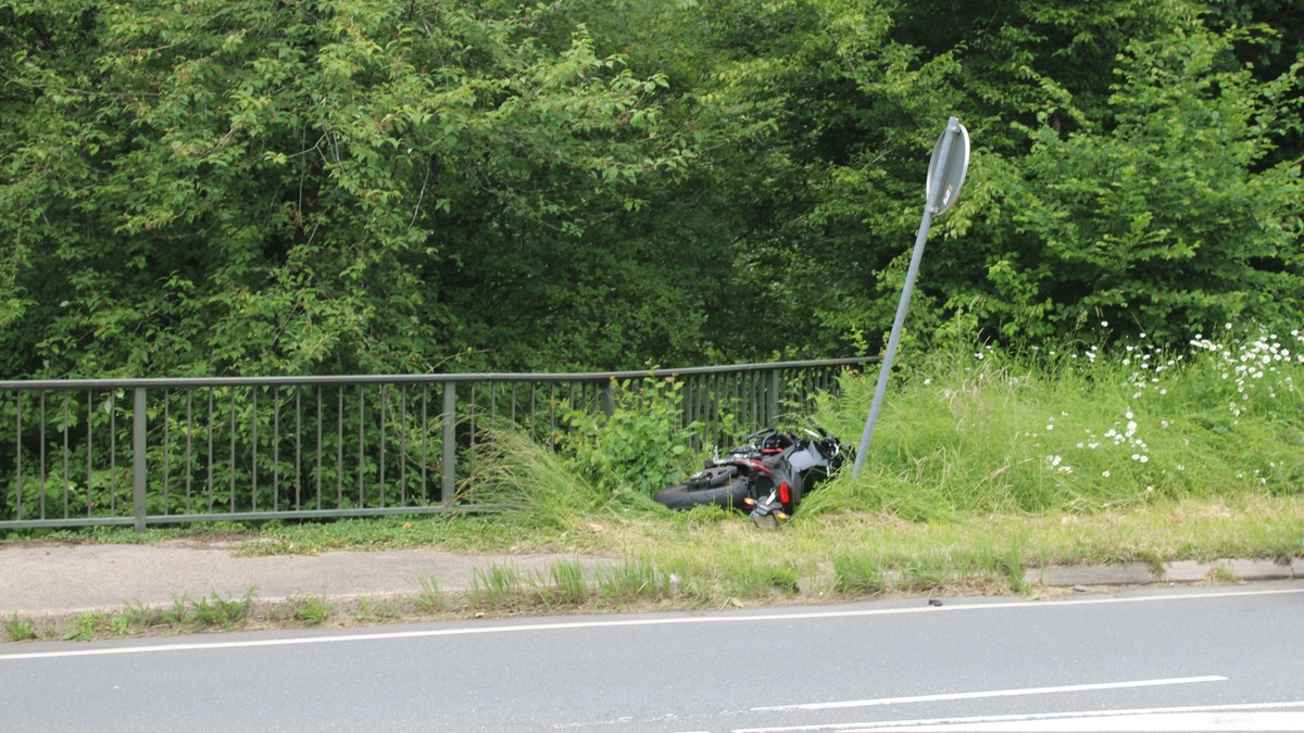 POL-RBK: Odenthal - Fahrschülerin kommt von der Fahrbahn ab und stürzt circa fünf Meter tief - Foto: presseportal.de