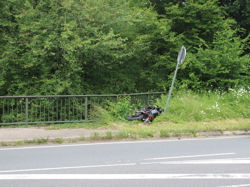 POL-RBK: Odenthal - Fahrschülerin kommt von der Fahrbahn ab und stürzt circa fünf Meter tief - Foto: presseportal.de