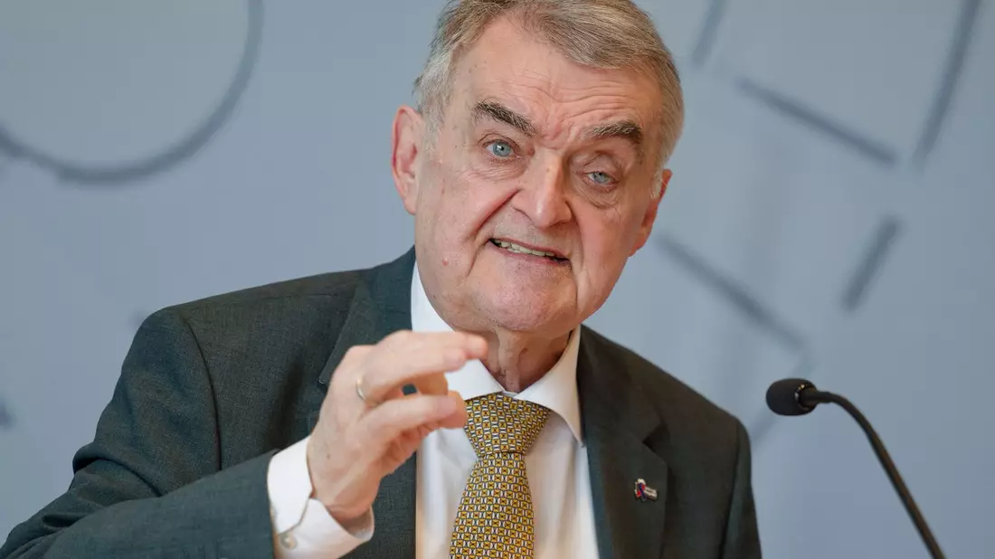 NRW-Innenminister Reul findet, die Täter dürften sich nicht hinter ihren PCs verstecken können. (Archivfoto) - Bild: Henning Kaiser/dpa