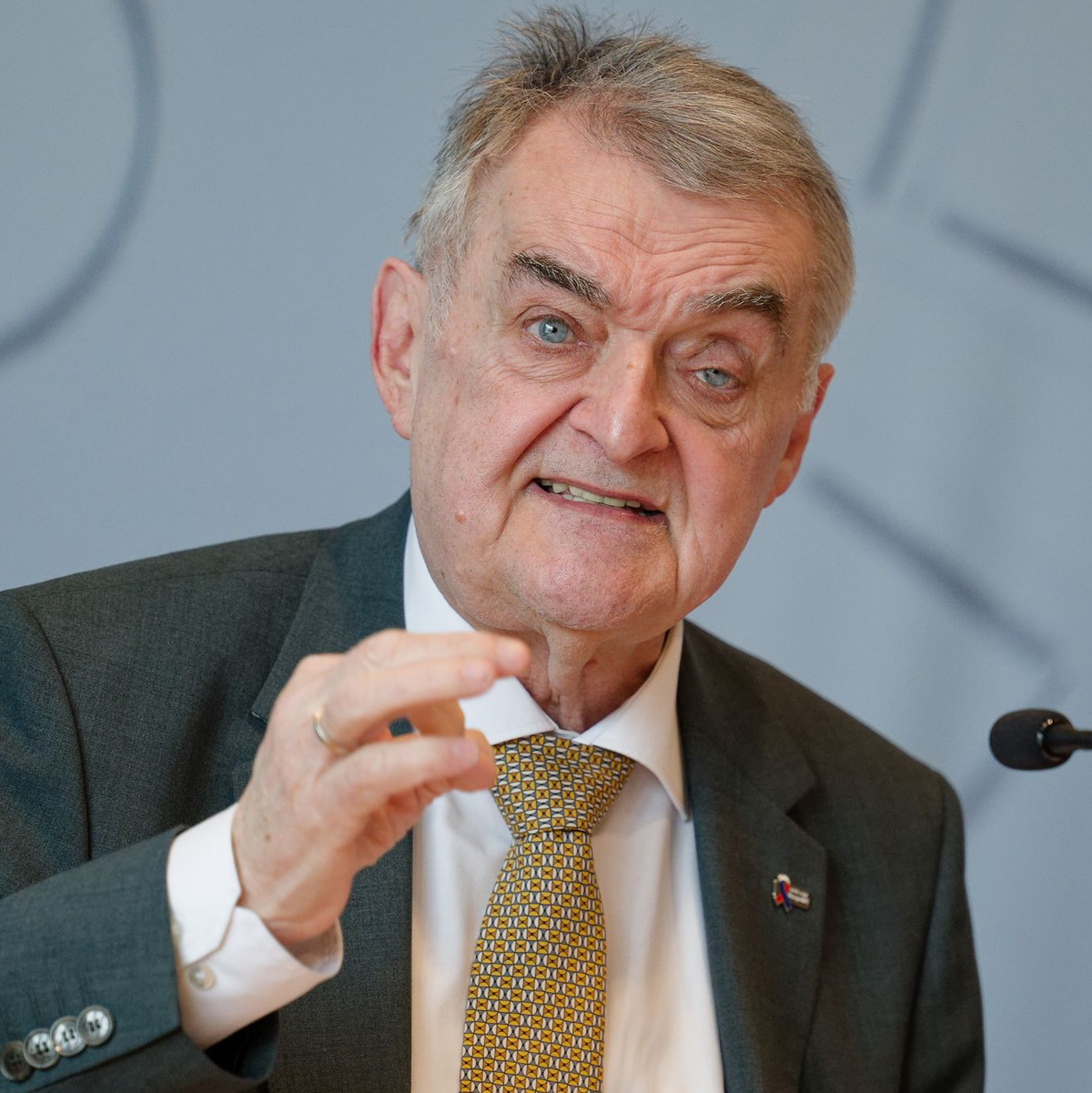 NRW-Innenminister Reul findet, die Täter dürften sich nicht hinter ihren PCs verstecken können. (Archivfoto) - Foto: Henning Kaiser/dpa