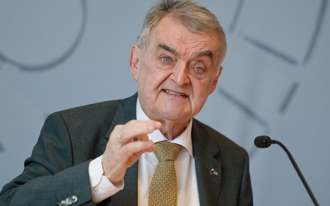 NRW-Innenminister Reul findet, die Täter dürften sich nicht hinter ihren PCs verstecken können. (Archivfoto) - Foto: Henning Kaiser/dpa