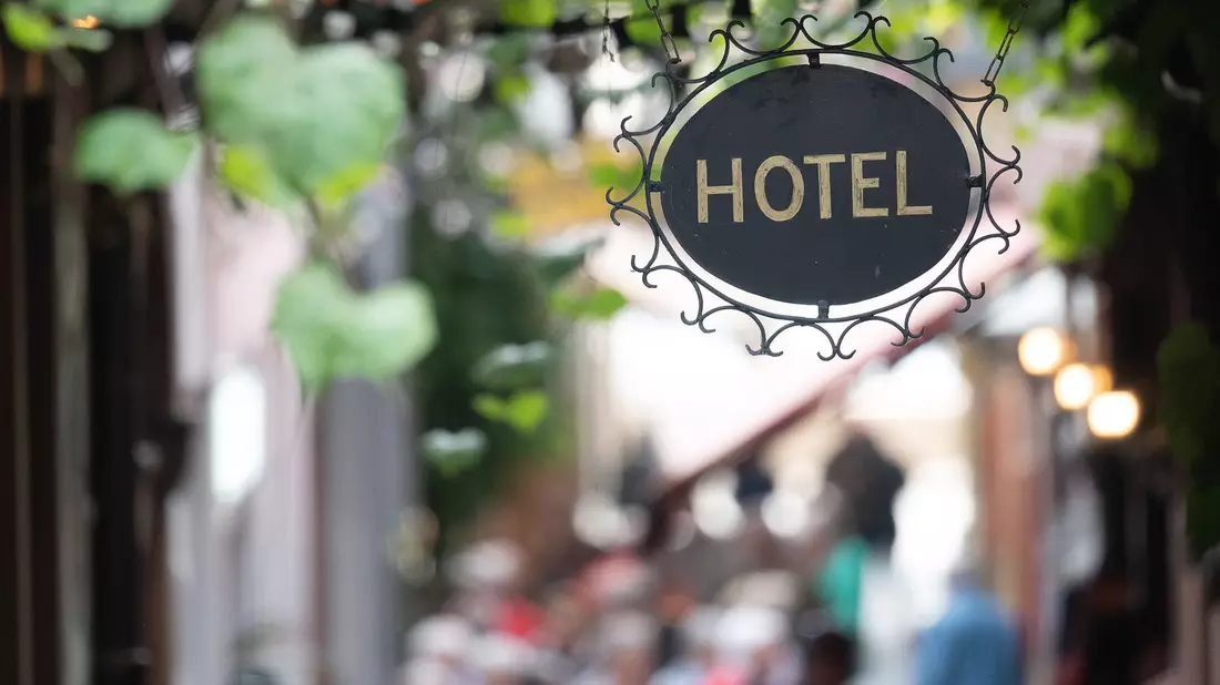 Der späte Ostertermin hat im April für ein deutliches Plus bei den Übernachtungszahlen in Hotels und anderen Beherbergungsbetrieben in Deutschland gesorgt. - Bild: Sebastian Gollnow/dpa