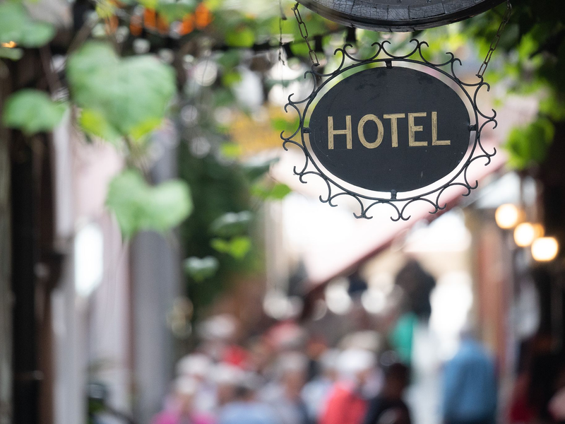 Der späte Ostertermin hat im April für ein deutliches Plus bei den Übernachtungszahlen in Hotels und anderen Beherbergungsbetrieben in Deutschland gesorgt. - Foto: Sebastian Gollnow/dpa