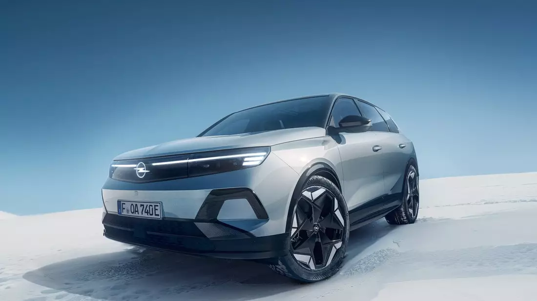 Auf neuen Wegen: Der Opel Grandland Electric mit Allradantrieb - Bild: presseportal.de