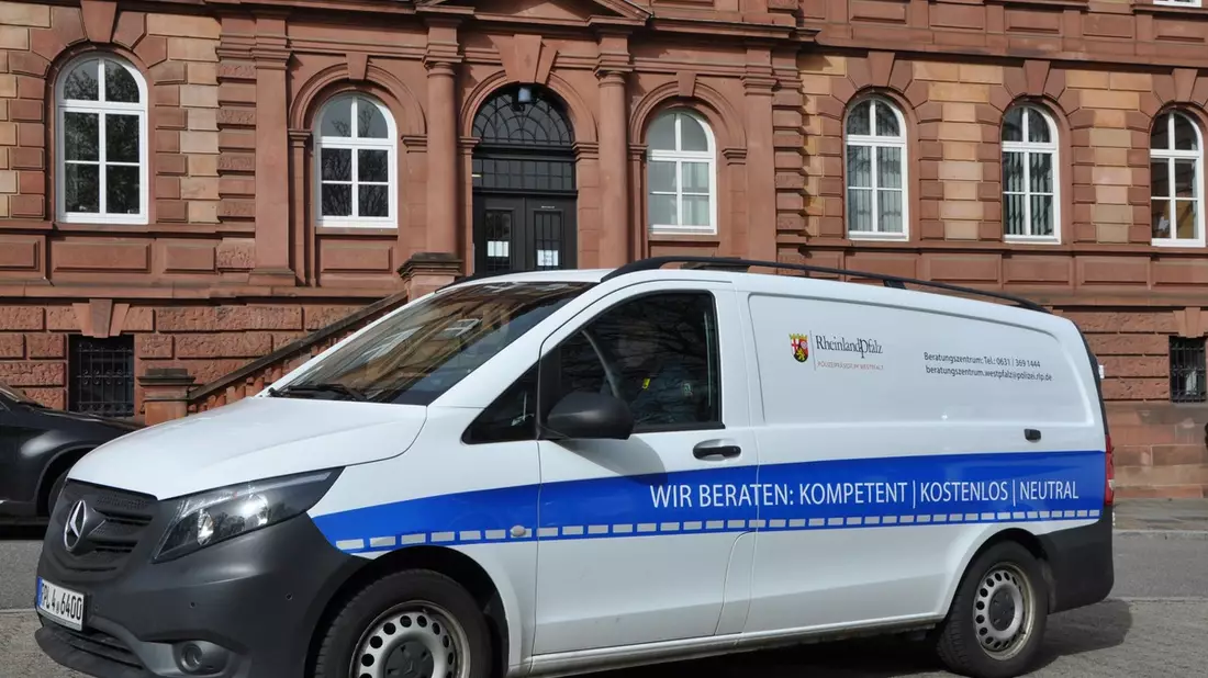 POL-PDPS: Einbruchschutz - Präventionsexperten der Polizei mit Sicherheitsmobil auf dem Exe - Bild: presseportal.de