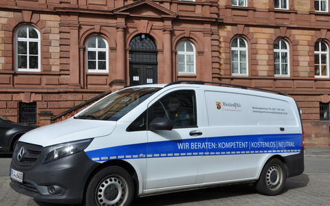 POL-PDPS: Einbruchschutz - Präventionsexperten der Polizei mit Sicherheitsmobil auf dem Exe - Foto: presseportal.de