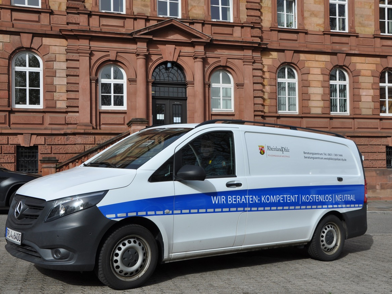 POL-PDPS: Einbruchschutz - Präventionsexperten der Polizei mit Sicherheitsmobil auf dem Exe - Foto: presseportal.de