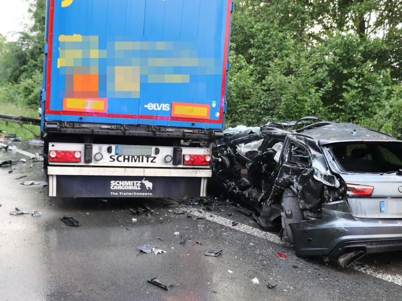 POL-HX: Tödlicher Verkehrsunfall auf der B252 - Straße über mehrere Stunden gesperrt - Foto: presseportal.de