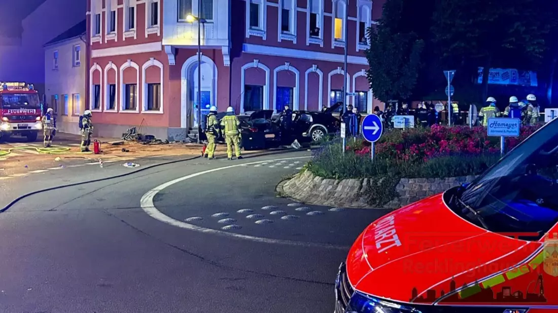 FW-RE: Verkehrsunfall - eine Person tödlich verunglückt, sechs Schwerverletzte - Bild: presseportal.de