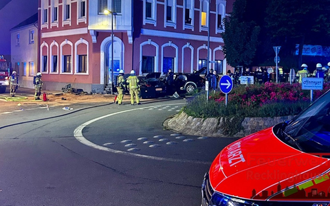FW-RE: Verkehrsunfall - eine Person tödlich verunglückt, sechs Schwerverletzte - Foto: presseportal.de