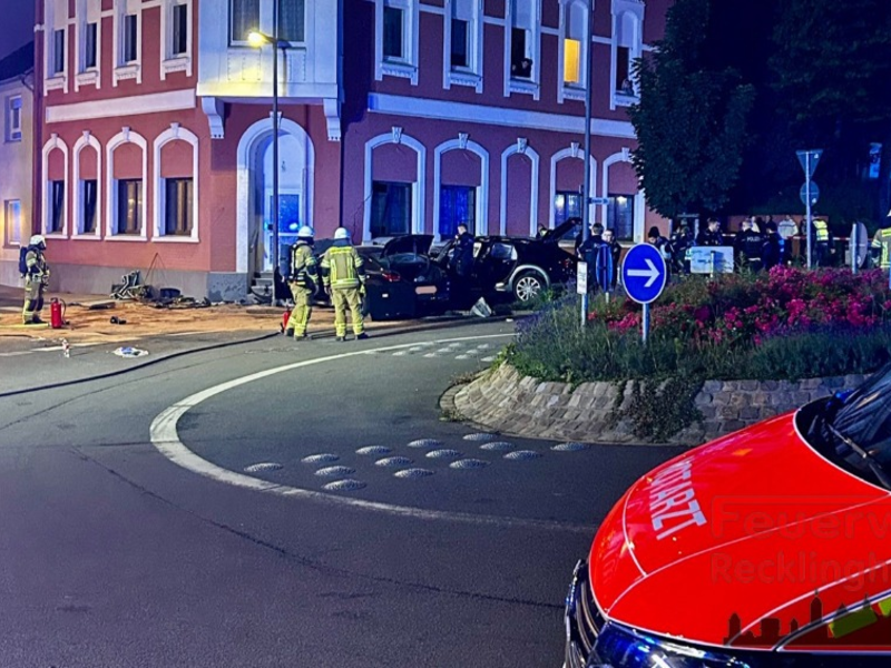FW-RE: Verkehrsunfall - eine Person tödlich verunglückt, sechs Schwerverletzte - Foto: presseportal.de