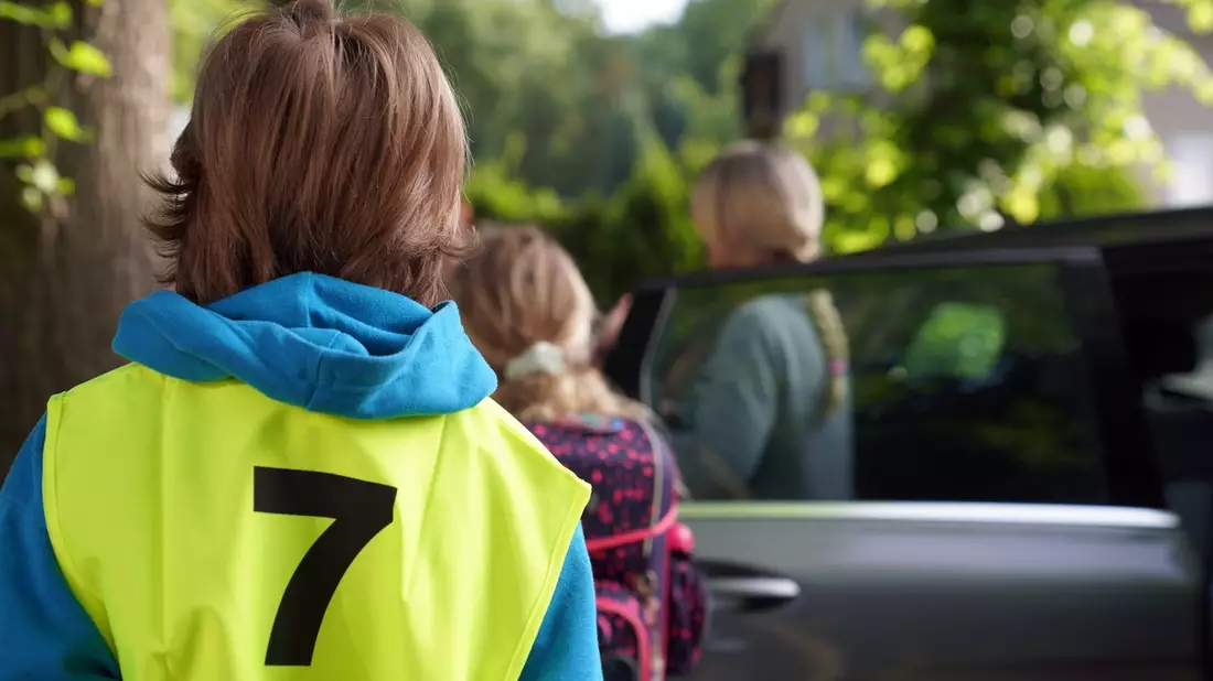 POL-GE: Polizei und Grundschüler verteilen Dank- und Denkzettel an der Velsenschule - Autofahrer mit 67 km/h in 30er-Zone unterwegs - Bild: presseportal.de