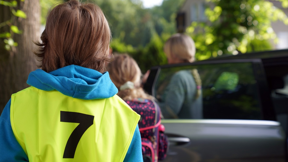 POL-GE: Polizei und Grundschüler verteilen Dank- und Denkzettel an der Velsenschule - Autofahrer mit 67 km/h in 30er-Zone unterwegs - Foto: presseportal.de
