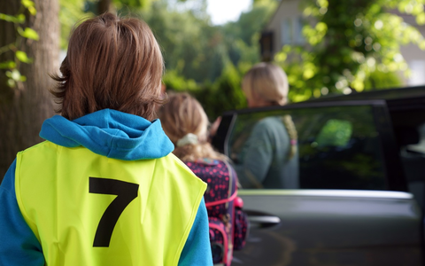 POL-GE: Polizei und Grundschüler verteilen Dank- und Denkzettel an der Velsenschule - Autofahrer mit 67 km/h in 30er-Zone unterwegs - Foto: presseportal.de POL-GE: Polizei und Grundschüler verteilen Dank- und Denkzettel an der Velsenschule - Autofahrer mit 67 km/h in 30er-Zone unterwegs - Foto: presseportal.de