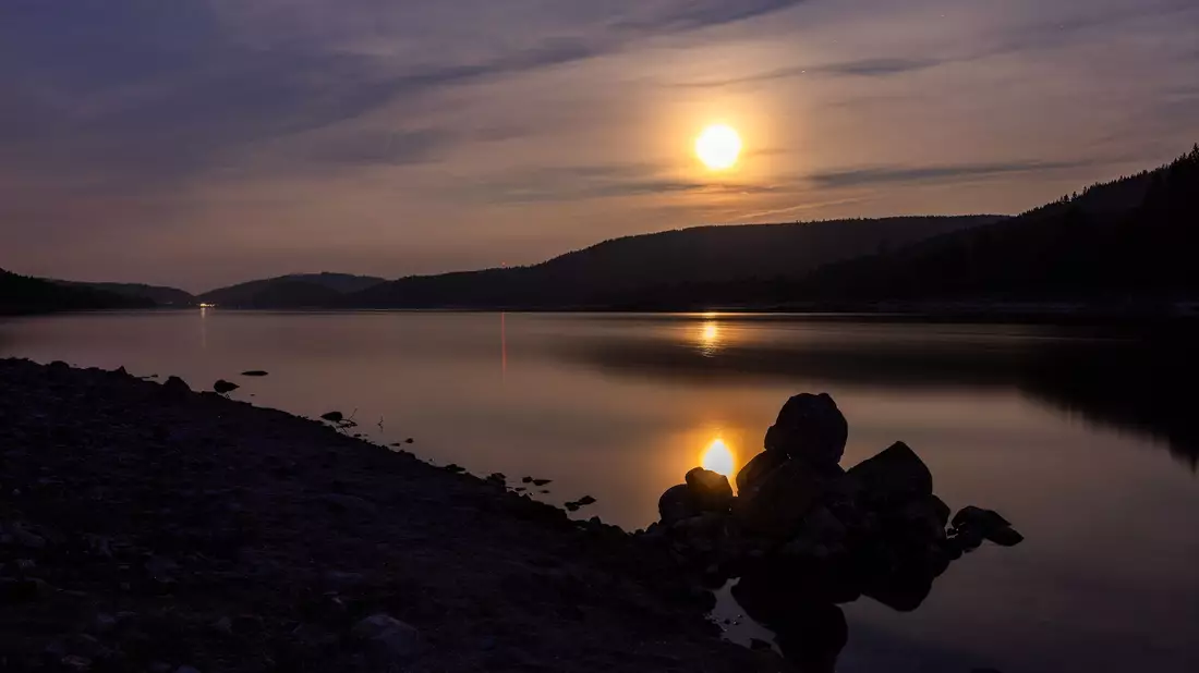 Der Mond ist über dem Schluchsee im Breisgau zu sehen.  - Bild: Philipp von Ditfurth/dpa