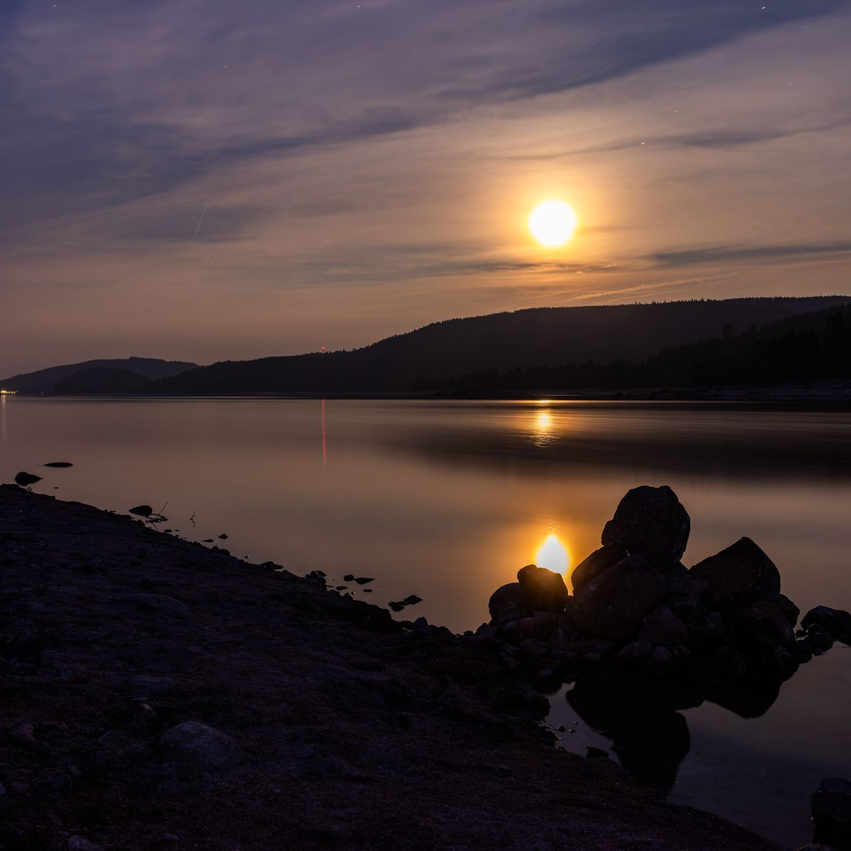 Gute Sicht auf Erdbeermond in weiten Teilen des Landes. - Foto: Philipp von Ditfurth/dpa