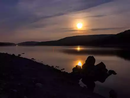 Der Mond ist über dem Schluchsee im Breisgau zu sehen. - Foto: Philipp von Ditfurth/dpa