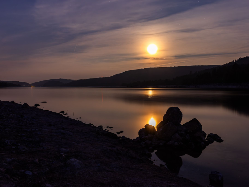 Der Mond ist über dem Schluchsee im Breisgau zu sehen.  - Foto: Philipp von Ditfurth/dpa