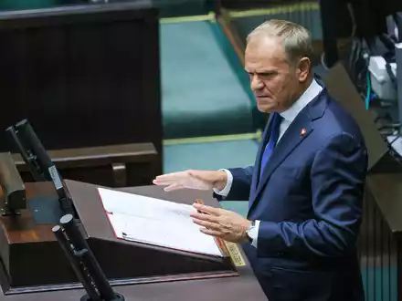 Vor der Vertrauensabstimmung gab Polens Regierungschef Donald Tusk im Parlament eine Regierungserklärung ab. (Foto aktuell) - Foto: Rafal Guz/PAP/dpa
