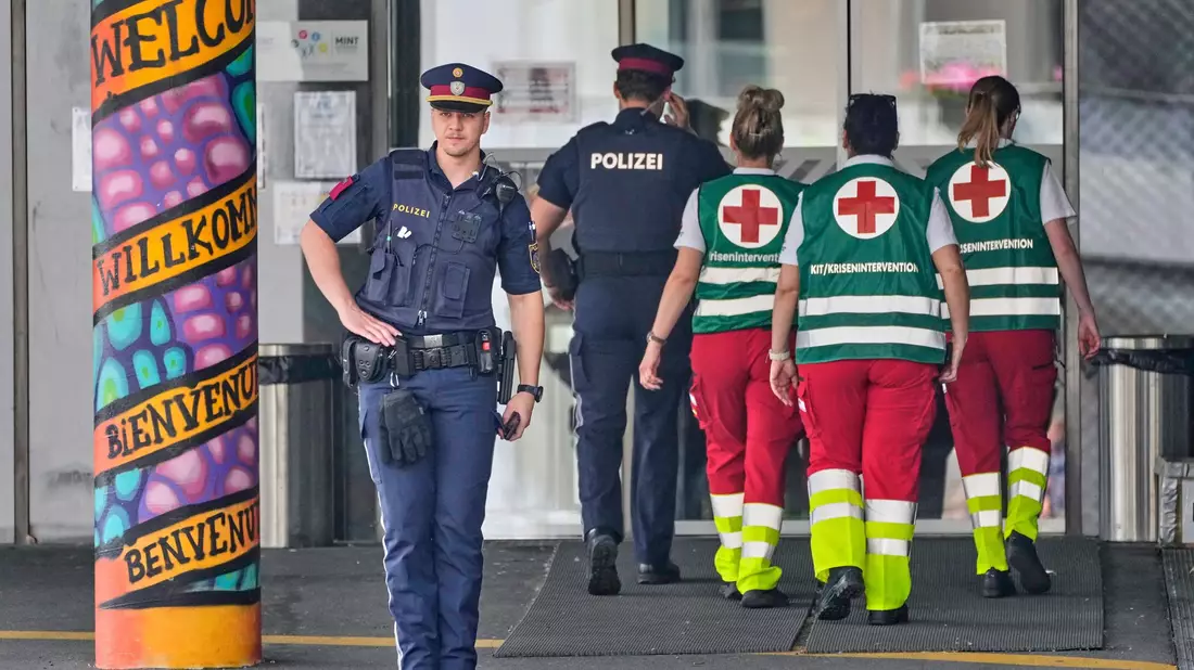 Die Polizei präsentiert die bisherigen Erkenntnisse ihrer Ermittlungen - Bild: Darko Bandic/AP/dpa