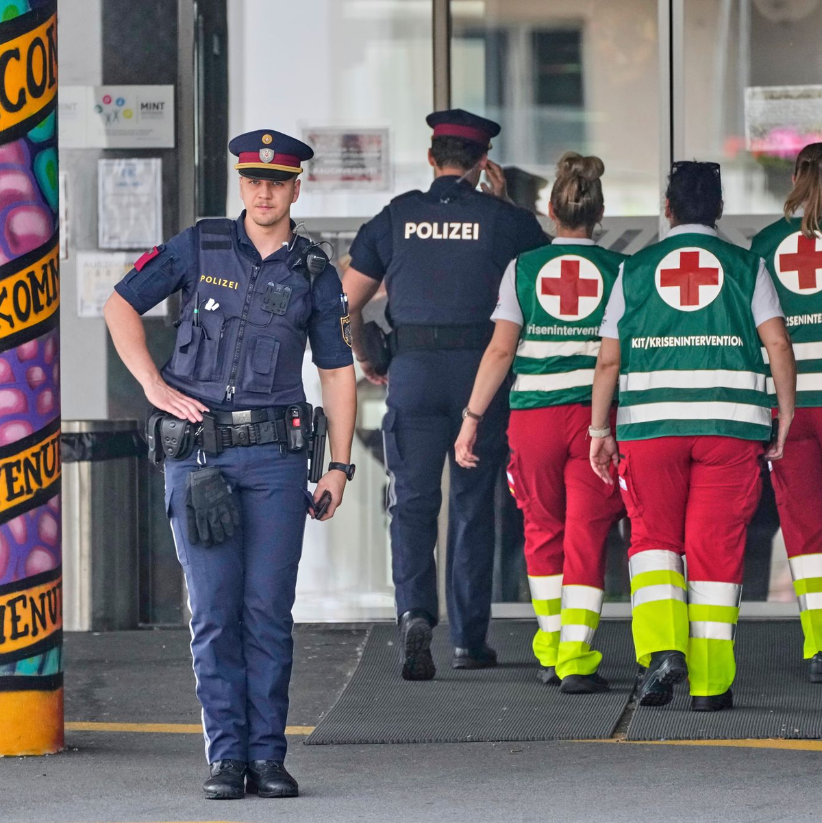 Neun Jugendliche und eine Lehrerin wurden erschossen. Der Täter beging Suizid. - Foto: Darko Bandic/AP/dpa