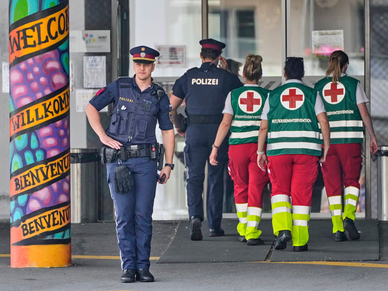 Die Polizei präsentiert die bisherigen Erkenntnisse ihrer Ermittlungen - Foto: Darko Bandic/AP/dpa