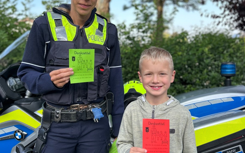 POL-ME: Denk- oder Dankzettel - Grundschulkinder kontrollieren Geschwindigkeit - 2506047 - Foto: presseportal.de