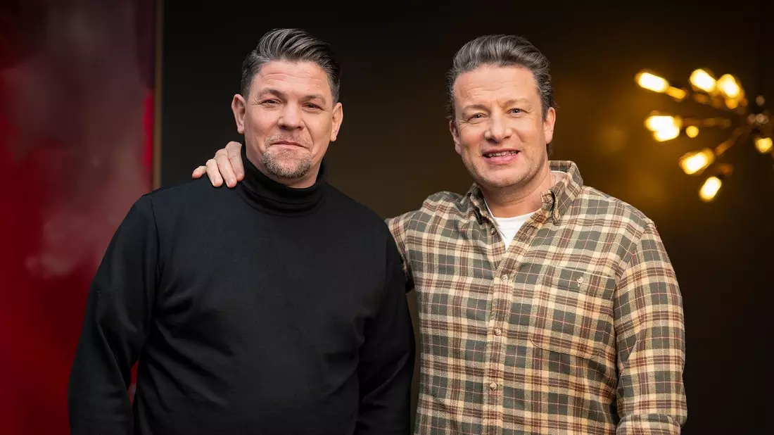 Duell der Spitzenköche: Weltstar Jamie Oliver tritt erstmals gegen den deutschen TV-Liebling Tim Mälzer an. - Bild: Markus Hertrich/RTL/dpa