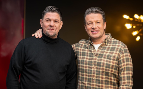 Duell der Spitzenköche: Weltstar Jamie Oliver tritt erstmals gegen den deutschen TV-Liebling Tim Mälzer an. - Foto: Markus Hertrich/RTL/dpa