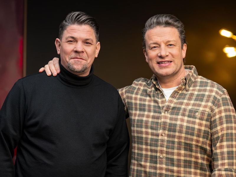 Duell der Spitzenköche: Weltstar Jamie Oliver tritt erstmals gegen den deutschen TV-Liebling Tim Mälzer an. - Foto: Markus Hertrich/RTL/dpa