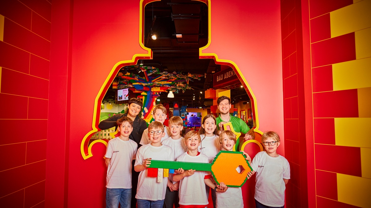 Ins Weltall fliegen, durch eine magische XXL LEGO Welt fahren, selbst gebaute Autos in Loopings testen: Das LEGO® Discovery Centre Hamburg bietet ab dem 13. Juni 2025 kreativen Spiel- und Lernspaß - Foto: presseportal.de