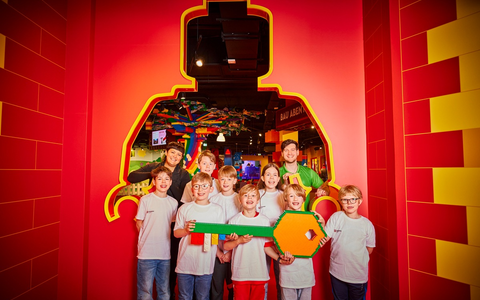 Ins Weltall fliegen, durch eine magische XXL LEGO Welt fahren, selbst gebaute Autos in Loopings testen: Das LEGO® Discovery Centre Hamburg bietet ab dem 13. Juni 2025 kreativen Spiel- und Lernspaß - Foto: presseportal.de