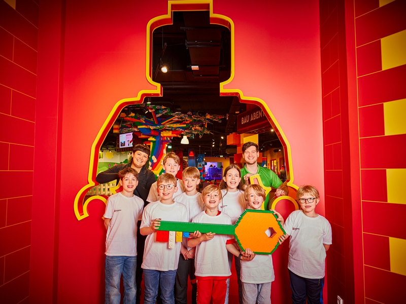 Ins Weltall fliegen, durch eine magische XXL LEGO Welt fahren, selbst gebaute Autos in Loopings testen: Das LEGO® Discovery Centre Hamburg bietet ab dem 13. Juni 2025 kreativen Spiel- und Lernspaß - Foto: presseportal.de