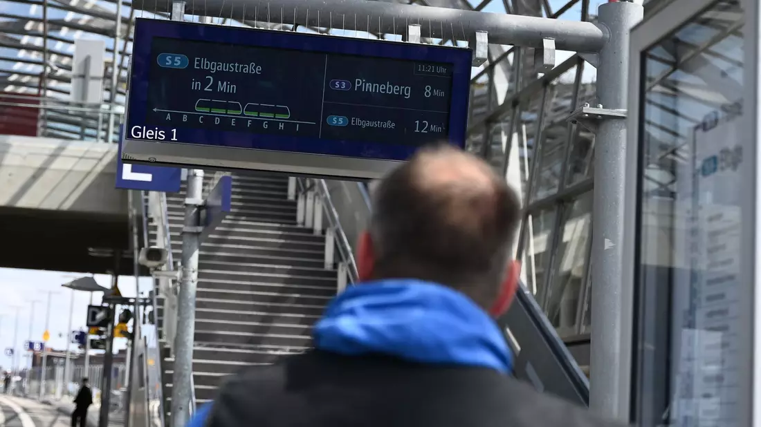 Eine Anzeige an einer Hamburger S-Bahnstation zeigt die Auslastung einer einfahrenden Bahn an.  - Bild: David Hammersen/dpa