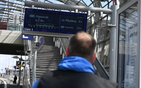 Eine Anzeige an einer Hamburger S-Bahnstation zeigt die Auslastung einer einfahrenden Bahn an.  - Foto: David Hammersen/dpa
