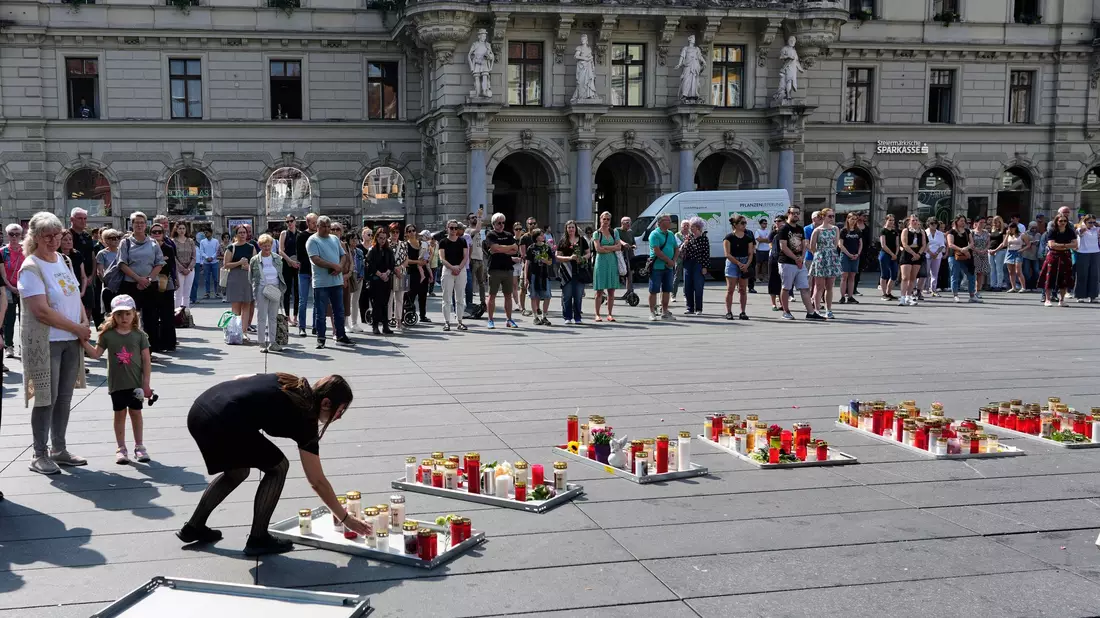 In Graz und in ganz Österreich stand das öffentliche Leben für eine Trauerminute still. - Bild: Darko Bandic/AP/dpa
