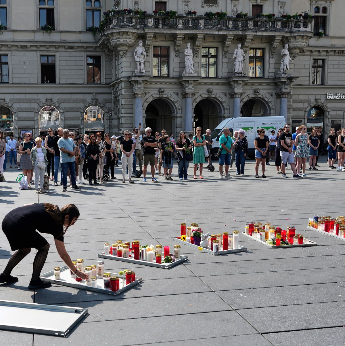 In Graz und in ganz Österreich stand das öffentliche Leben für eine Trauerminute still. - Foto: Darko Bandic/AP/dpa