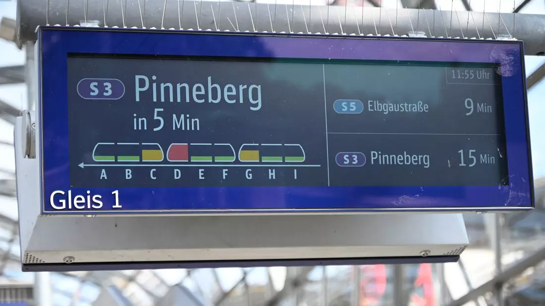 In Hamburg informiert eine Anzeige über die Auslastung einer S-Bahn.  - Bild: David Hammersen/dpa