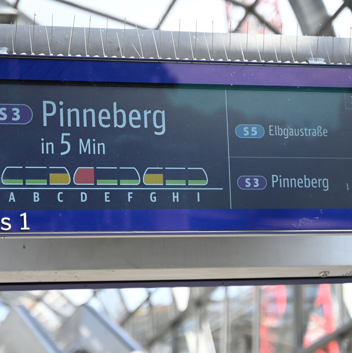 In Hamburg informiert eine Anzeige über die Auslastung einer S-Bahn.  - Foto: David Hammersen/dpa