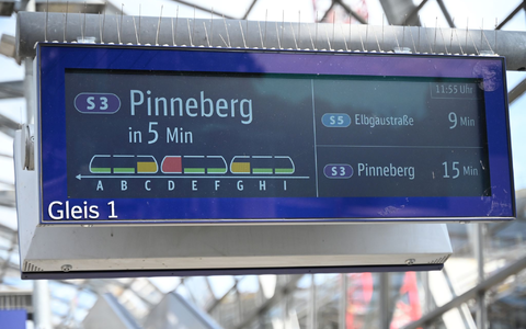 In Hamburg informiert eine Anzeige über die Auslastung einer S-Bahn.  - Foto: David Hammersen/dpa