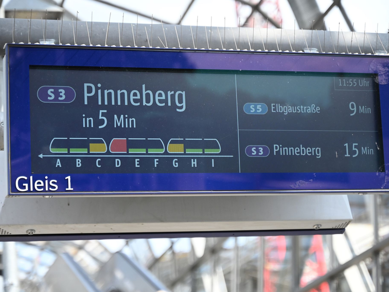 In Hamburg informiert eine Anzeige über die Auslastung einer S-Bahn.  - Foto: David Hammersen/dpa