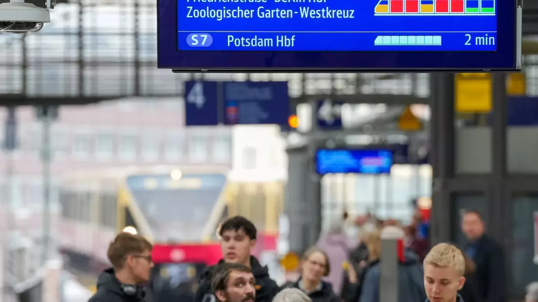 In Berlin informiert eine Anzeige über die Auslastung einer S-Bahn. (Archivbild)  - Bild: Soeren Stache/dpa