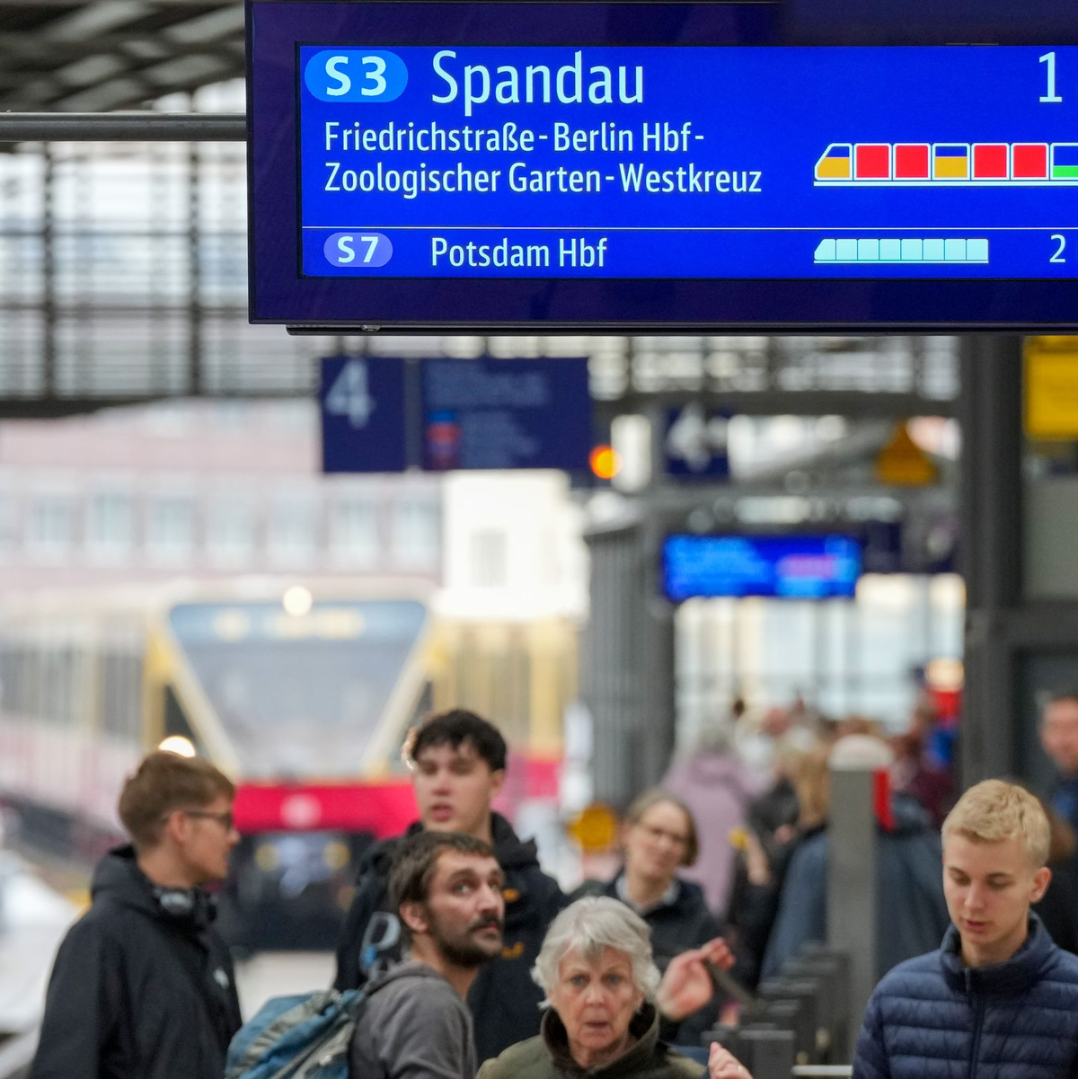 In Berlin informiert eine Anzeige über die Auslastung einer S-Bahn. (Archivbild)  - Foto: Soeren Stache/dpa