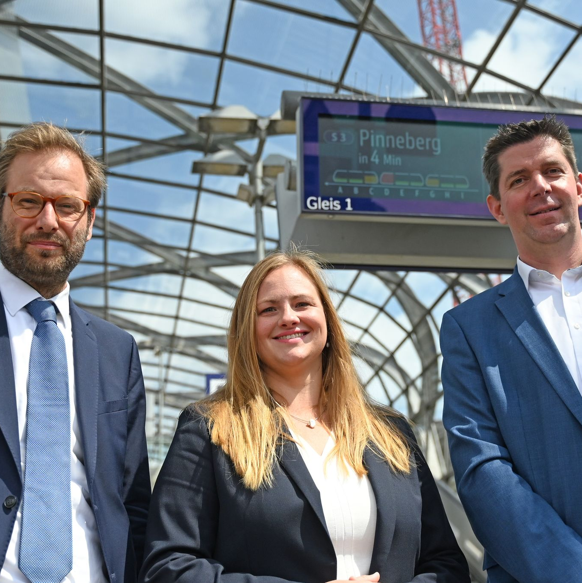 Der Hamburger Verkehrssenator Tjarks von den Grünen (hier links im Bild) schaut in die Kamera.  - Foto: David Hammersen/dpa