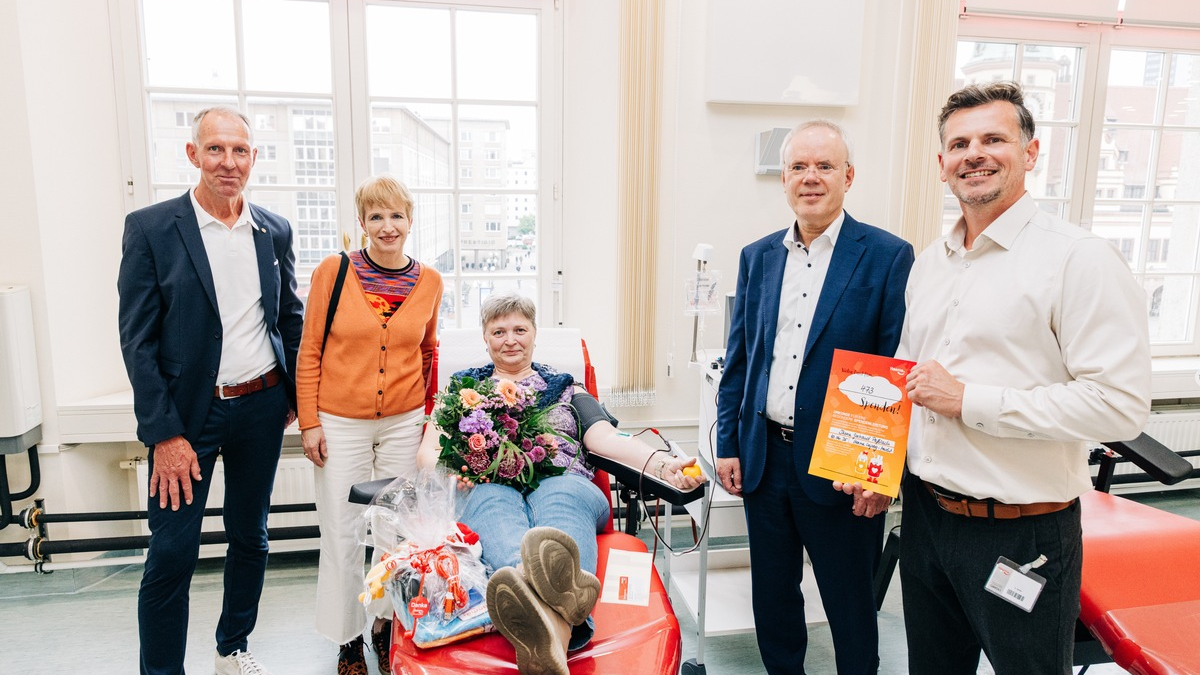 Das Haema-Spendezentrum Leipzig-Markt wird 20 / 20 Jahre Leben retten am Leipziger Markt: Bürgermeisterin Dr. Martina Münch und Jens Lehmann (MdB) gratulieren - Foto: presseportal.de