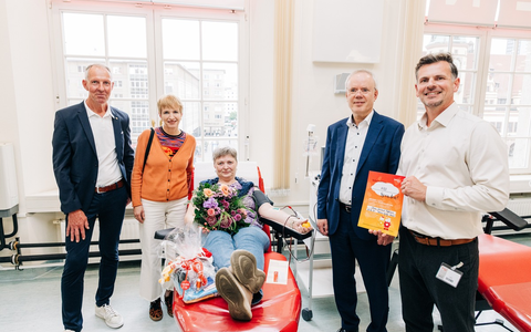 Das Haema-Spendezentrum Leipzig-Markt wird 20 / 20 Jahre Leben retten am Leipziger Markt: Bürgermeisterin Dr. Martina Münch und Jens Lehmann (MdB) gratulieren - Foto: presseportal.de Das Haema-Spendezentrum Leipzig-Markt wird 20 / 20 Jahre Leben retten am Leipziger Markt: Bürgermeisterin Dr. Martina Münch und Jens Lehmann (MdB) gratulieren - Foto: presseportal.de