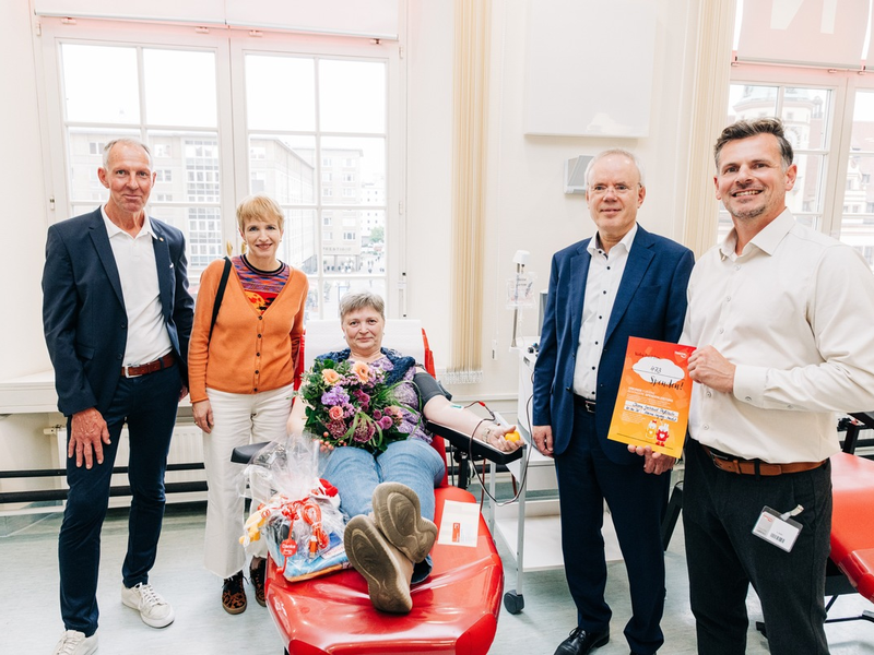Das Haema-Spendezentrum Leipzig-Markt wird 20 / 20 Jahre Leben retten am Leipziger Markt: Bürgermeisterin Dr. Martina Münch und Jens Lehmann (MdB) gratulieren - Foto: presseportal.de