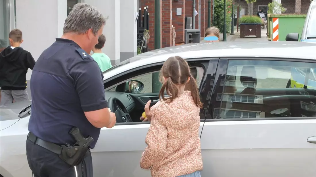 POL-KLE: Kevelaer - Wenig Denkzettel, einige Zitronen / Schulkinder weisen auf Tempo-30 hin - Bild: presseportal.de