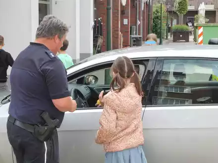 POL-KLE: Kevelaer - Wenig Denkzettel, einige Zitronen / Schulkinder weisen auf Tempo-30 hin - Foto: presseportal.de